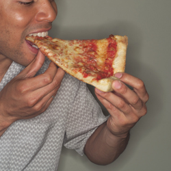 Mand spiser pizza